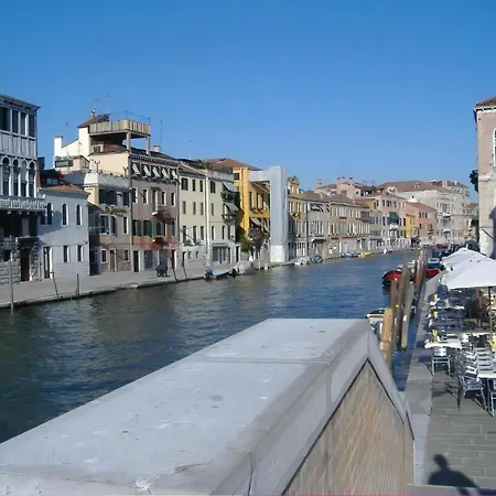 Auf Zwei Ebenen Mitten In Venice