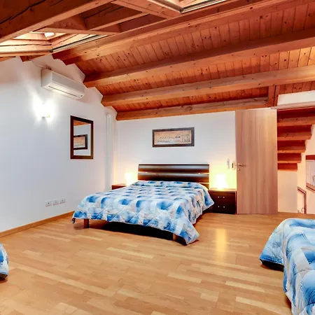 Auf Zwei Ebenen Mitten In Apartment